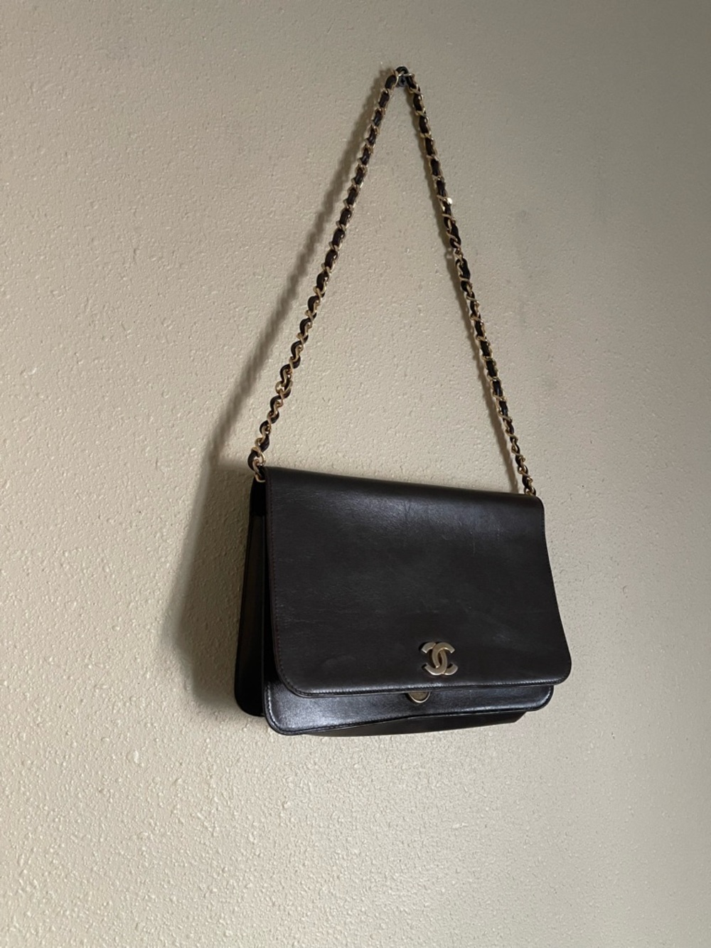 CHANEL vintage brown Leather Shoulder Bag with Gold-Tone Chain Strap - Picture 2 of 12